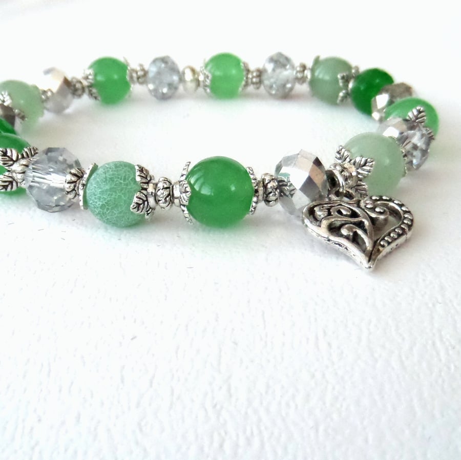 Green gemstone and crystal stretchy bracelet with heart charm embellishment 