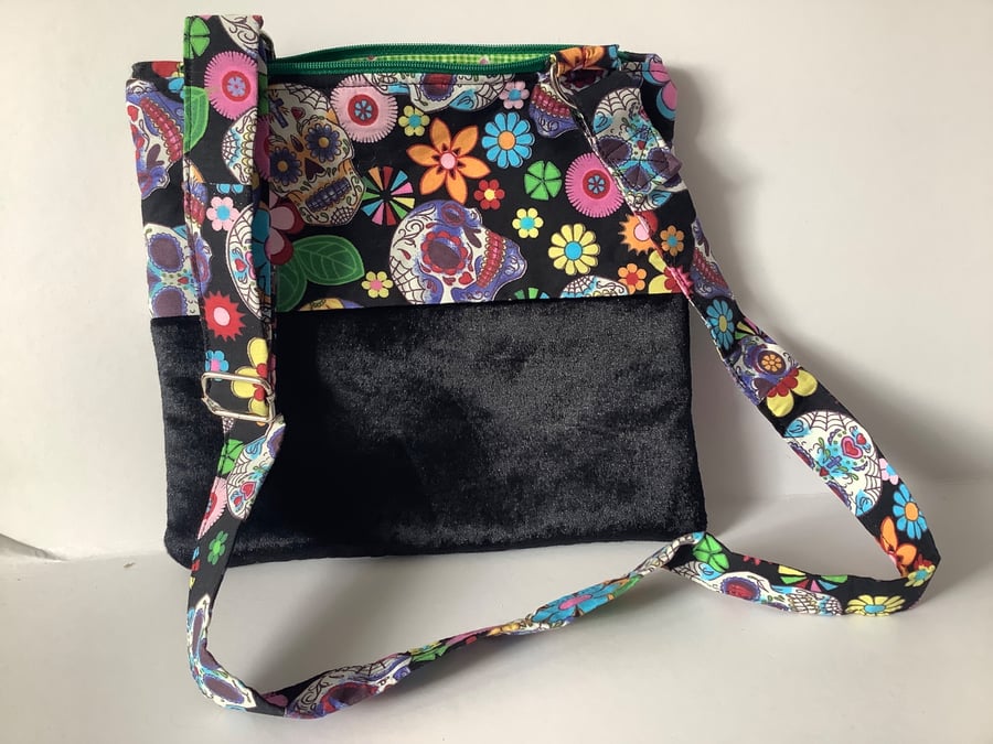 Cross body bag. 