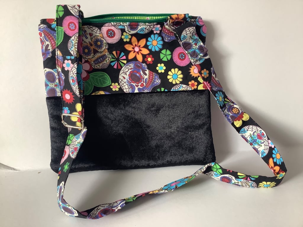 Cross body bag. 