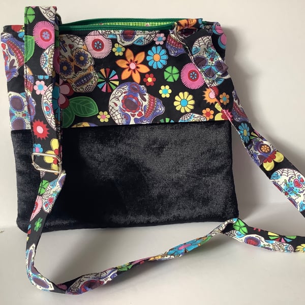 Cross body bag. 