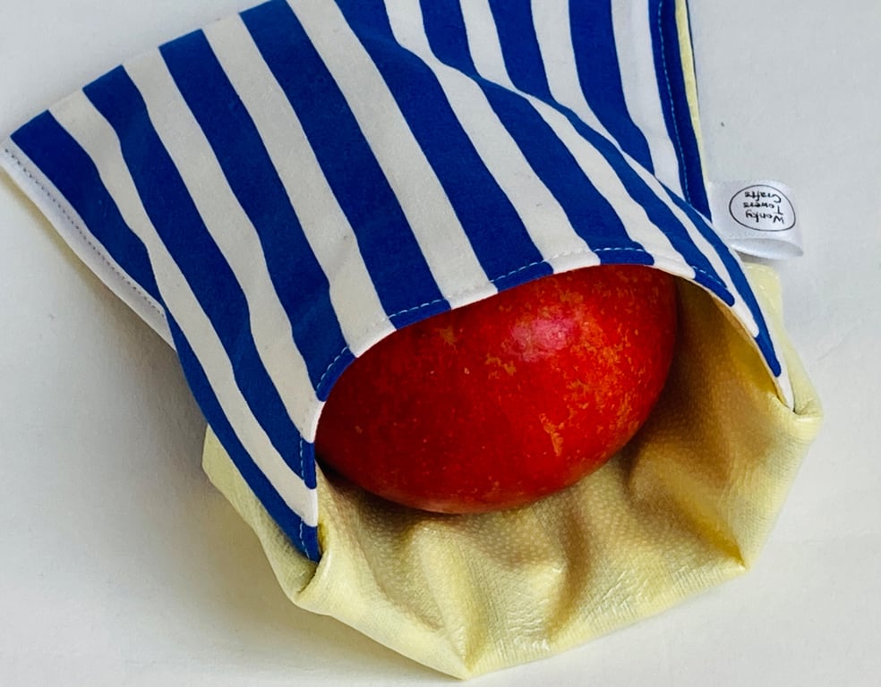 Snack bag in blue striped fabric. Reusable and eco-friendly