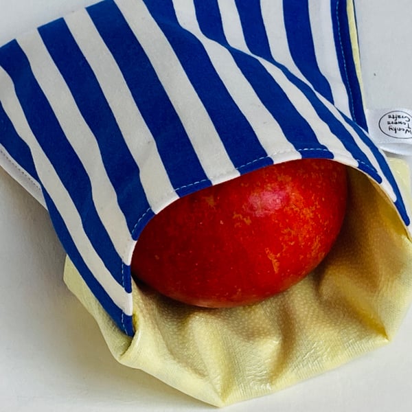 Snack bag in blue striped fabric. Reusable and eco-friendly
