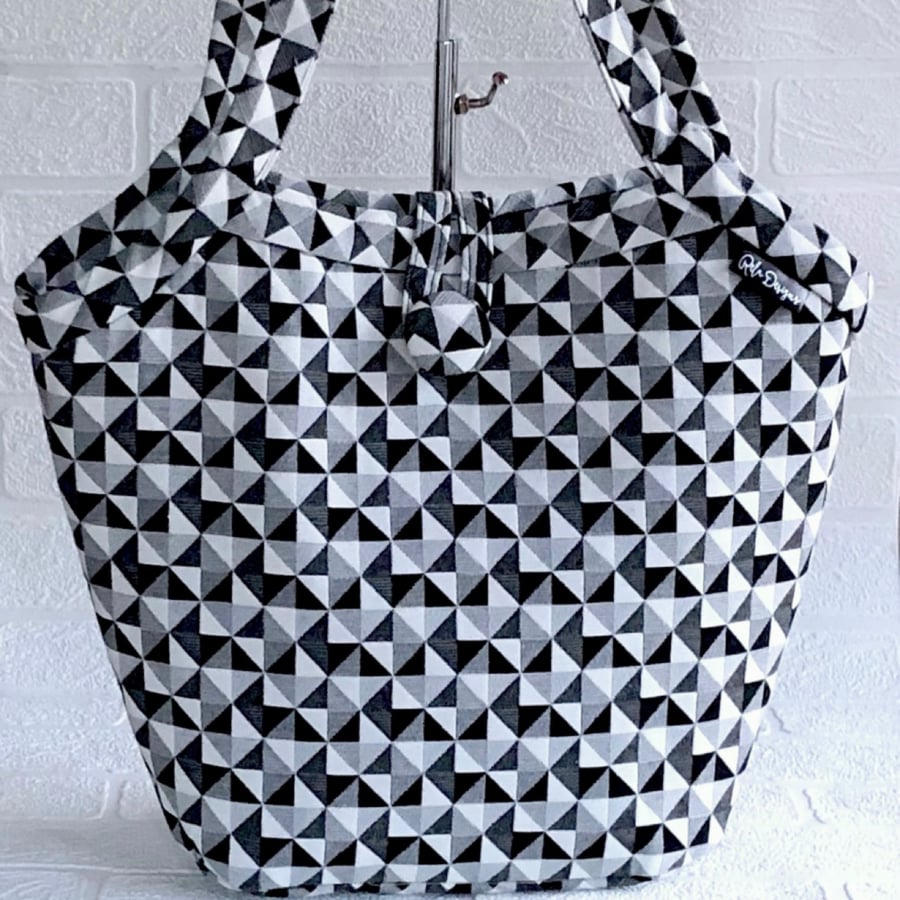 Bucket bag, shoulder bag, tote bag monochrome 