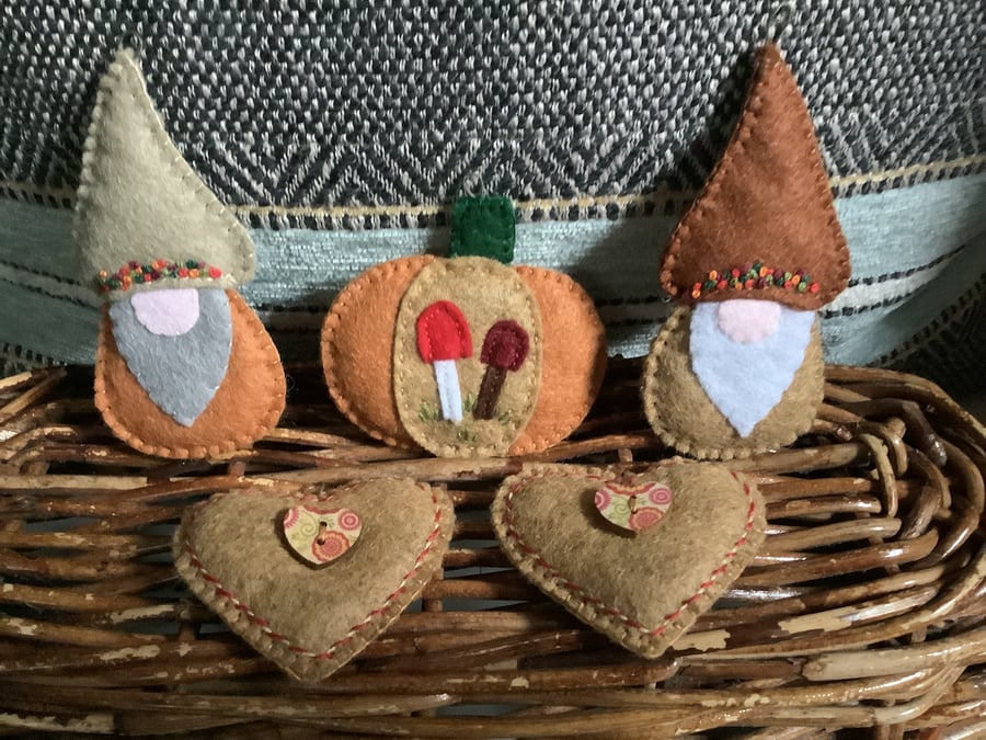 Halloween Autumn Felt Hanging Decorations Gonks Pumpkins Hearts 