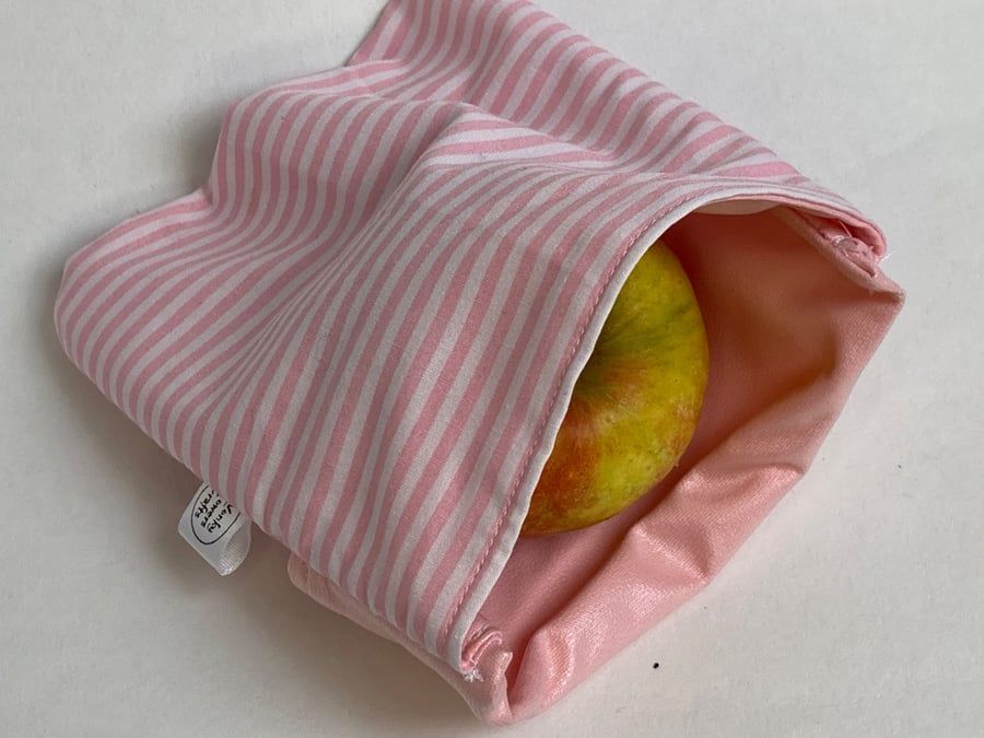 Snack bag in pink striped fabric. Reusable and eco-friendly