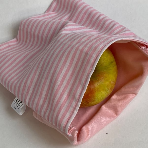 Snack bag in pink striped fabric. Reusable and eco-friendly