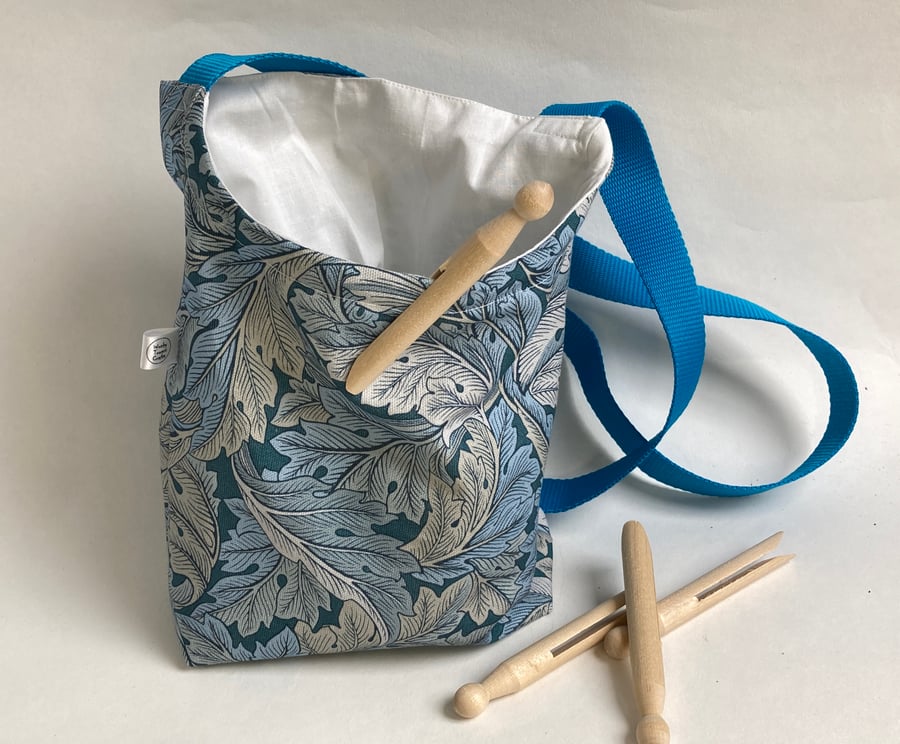 Peg bag with shoulder strap. Turquoise leaves.