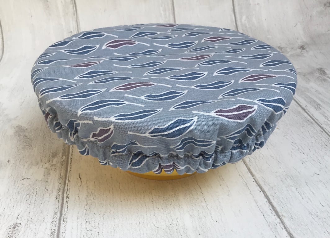 One small reusable bowl cover to fit a cereal-sized bowl. Blue leaves
