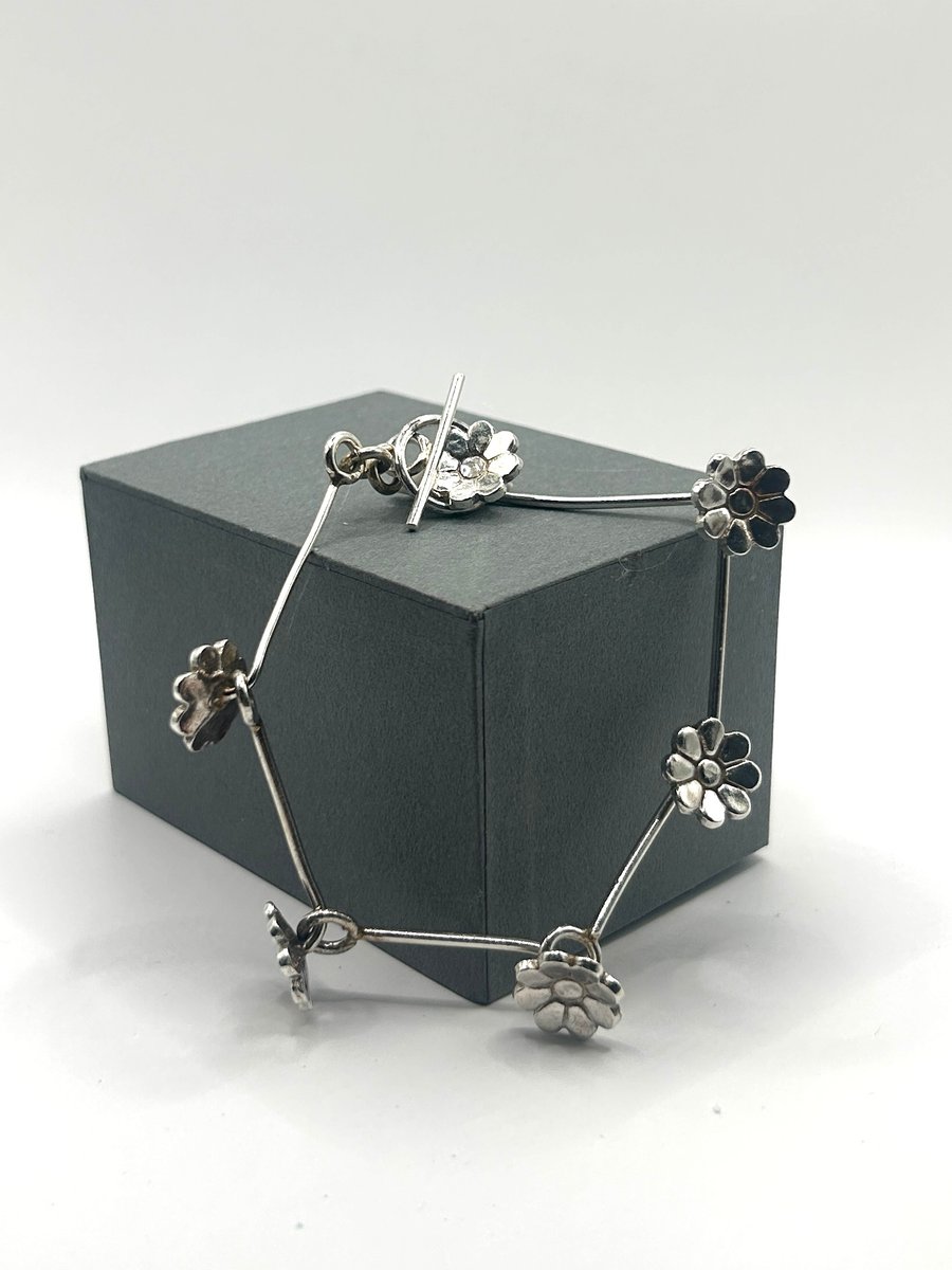 Solid silver daisy chain bracelet with hallmarked toggle clasp