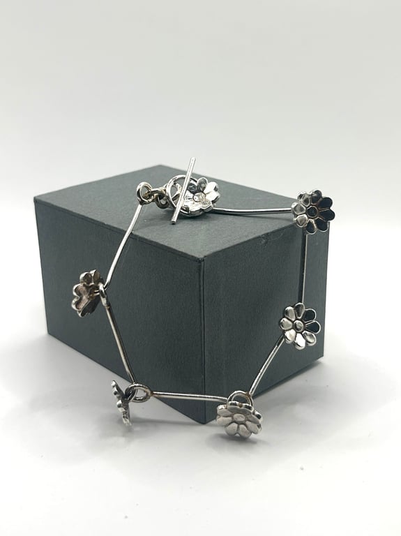 Solid silver daisy chain bracelet with hallmarked toggle clasp