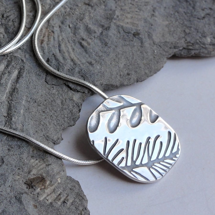 Silver leaf pattern necklace 