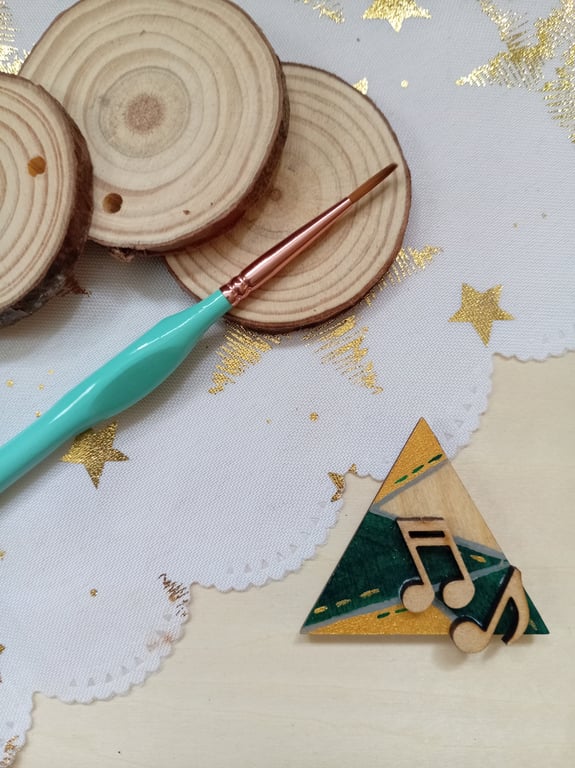 Wooden triangular shaped music note fridge magnet 