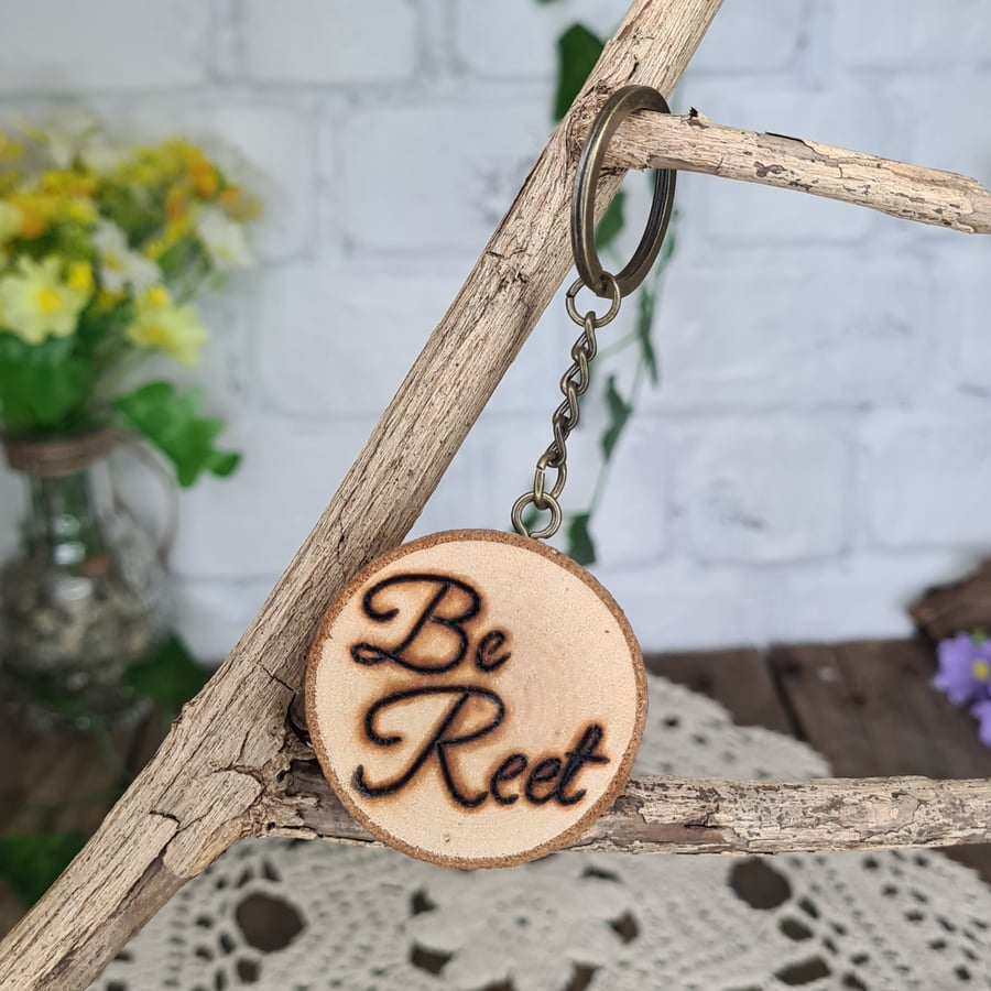 Positive pyrography keyring 'Be reet'