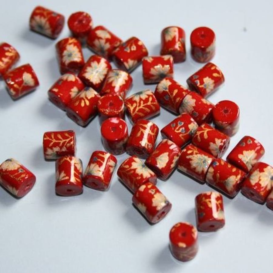 Red plastic decorated beads - 10pcs