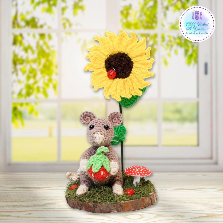 Crochet mouse and sunflower sculpture. Mouse ornament. Mouse decoration.