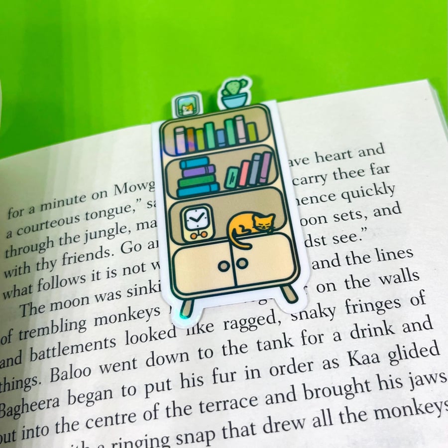 Magnetic bookmark - bookshelf with cat and plants