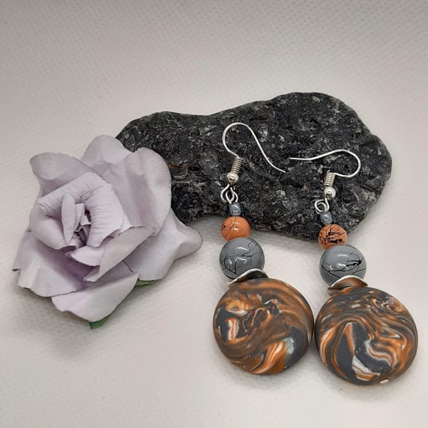 Disc earrings in orange, grey and white 