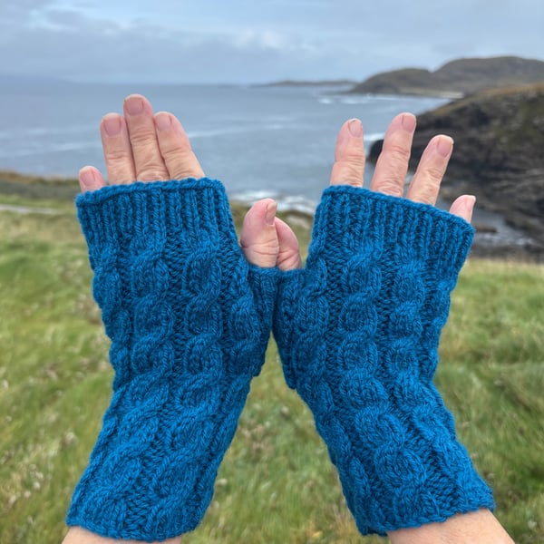 Hand knitted fingerless gloves,featuring cable knit pattern      DARK TURQUOISE 