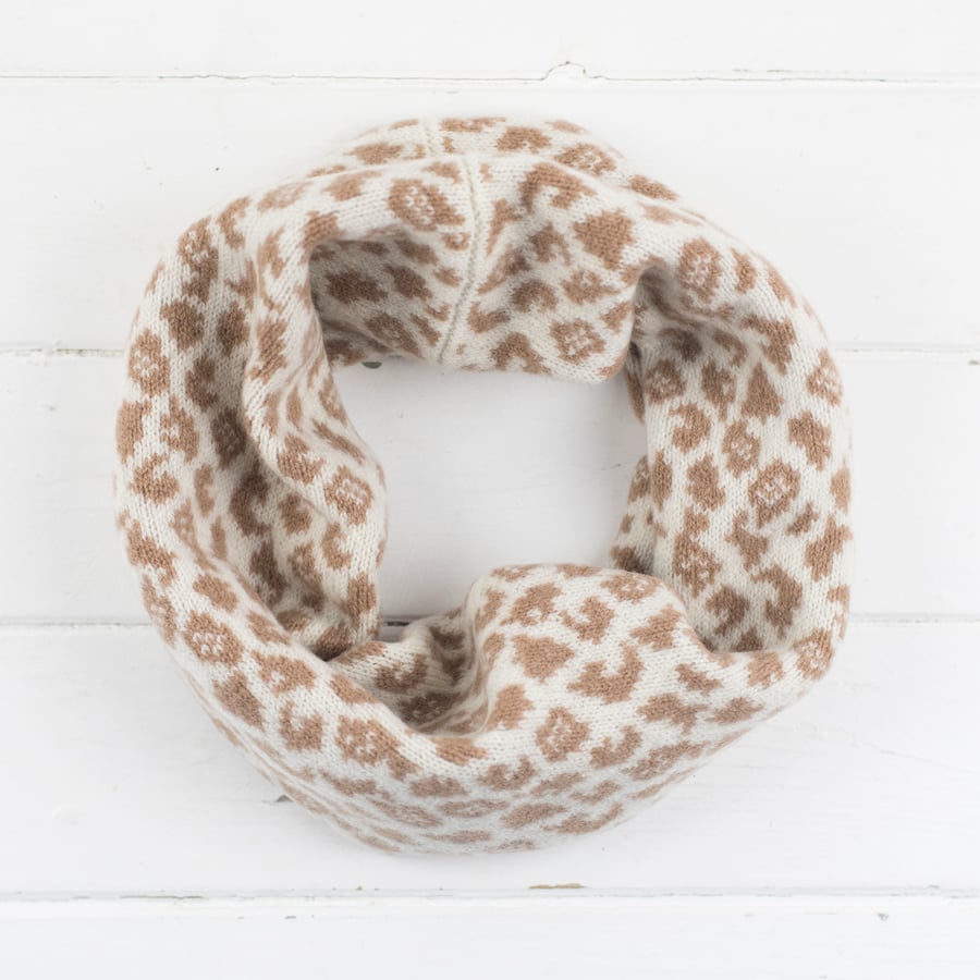 Leopard knitted cowl - cream
