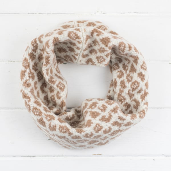 Leopard knitted cowl - cream