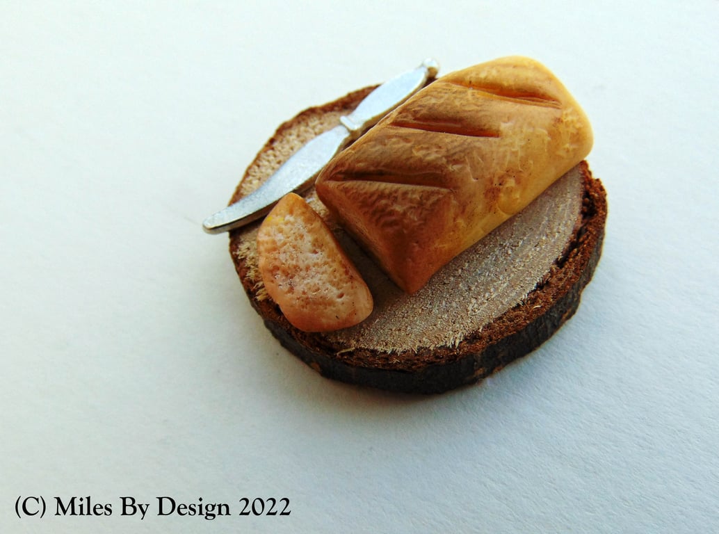 1:12 Scale Chopping Board with Loaf and Cut Slice for Dolls House 