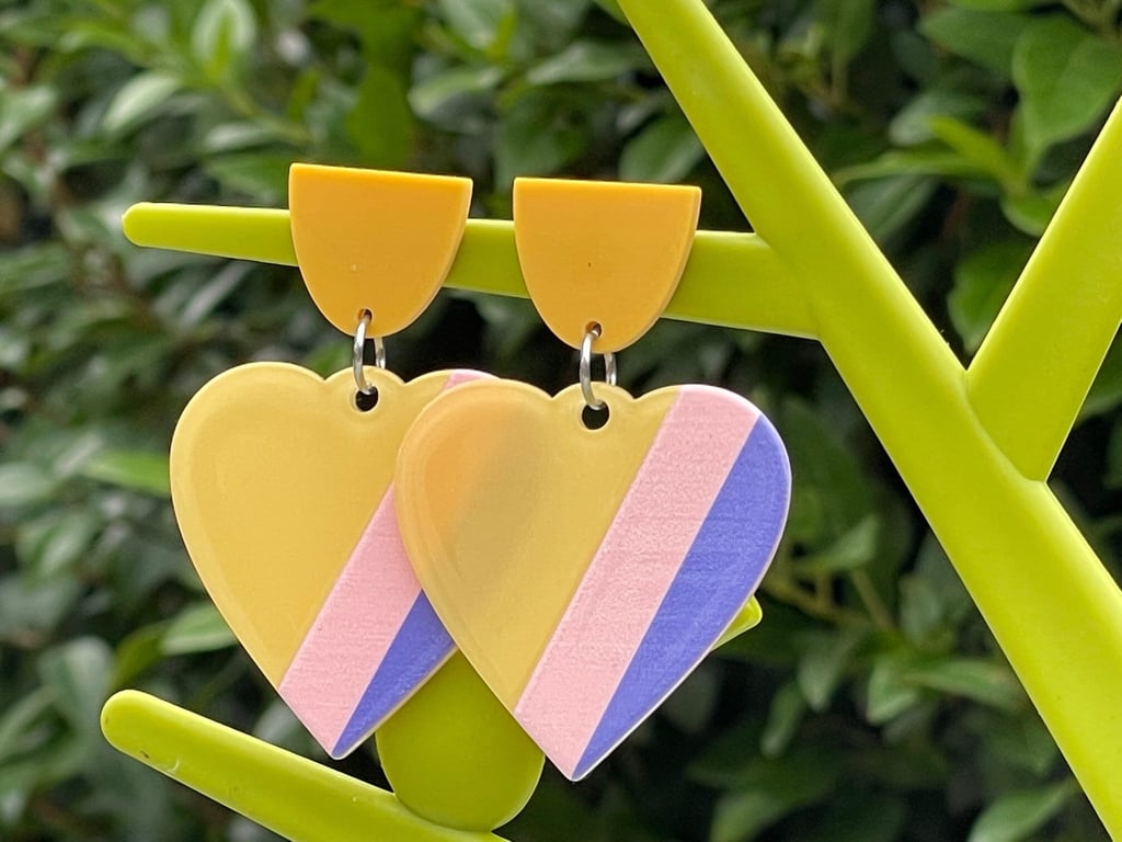 MUSTARD HEART EARRINGS striped resin retro seventies