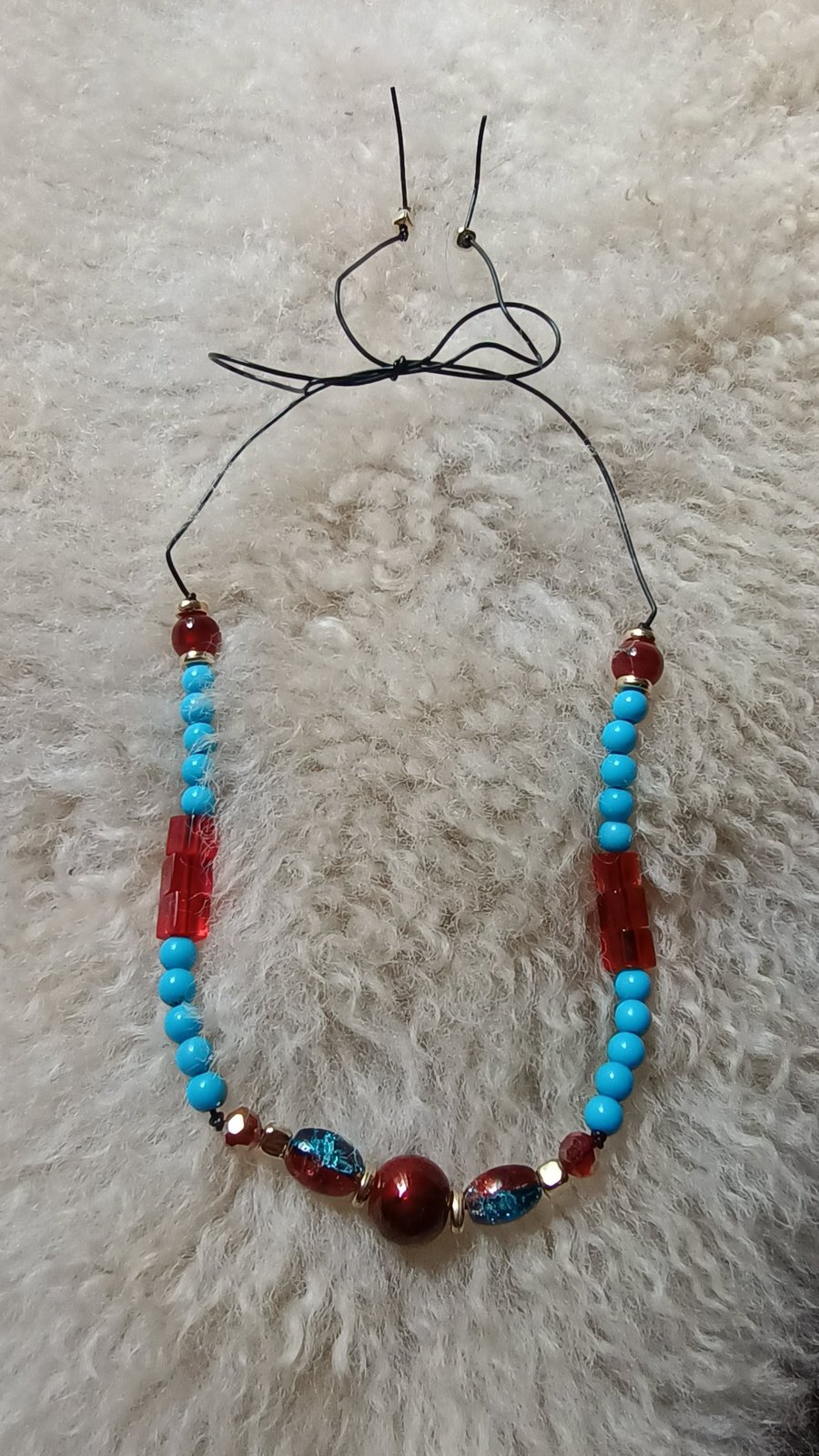 "Neo" - Tie fastening beaded necklace on thin leather cord - red & blue