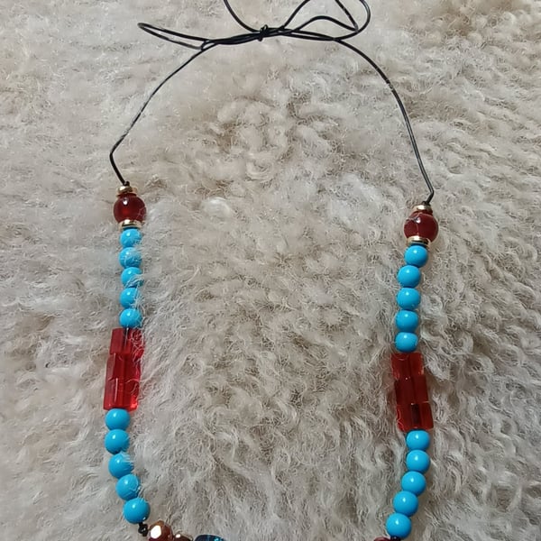 "Neo" - Tie fastening beaded necklace on thin leather cord - red & blue