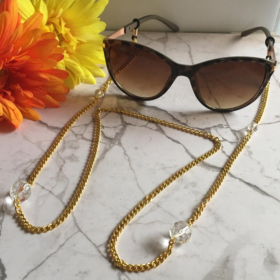 Elegant golden chain with glass beads glasses holder.