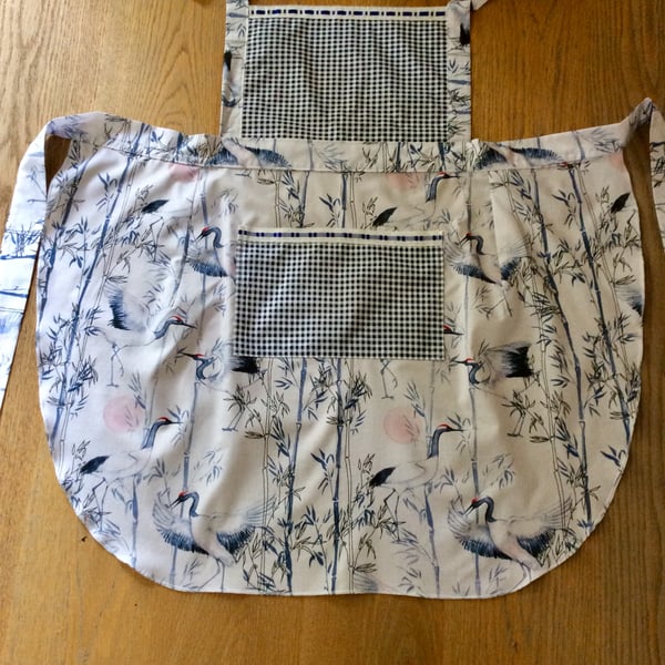 Crane Cotton adult apron with pockets.