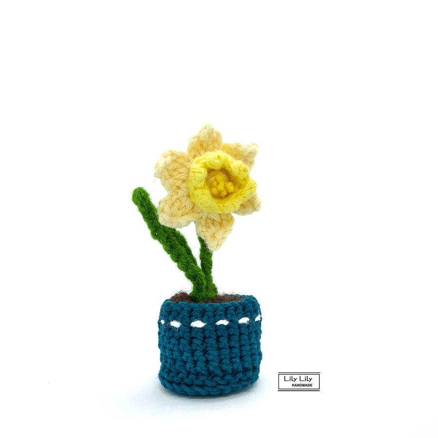 SOLD Everlasting potted yellow daffodil flower, crocheted by Lily Lily Handmade 