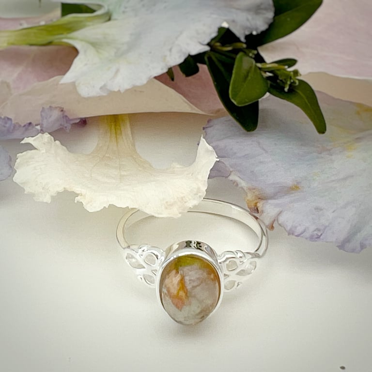 Flower Preservation Ring – Keepsake Jewellery from Wedding or Memorial Flowers