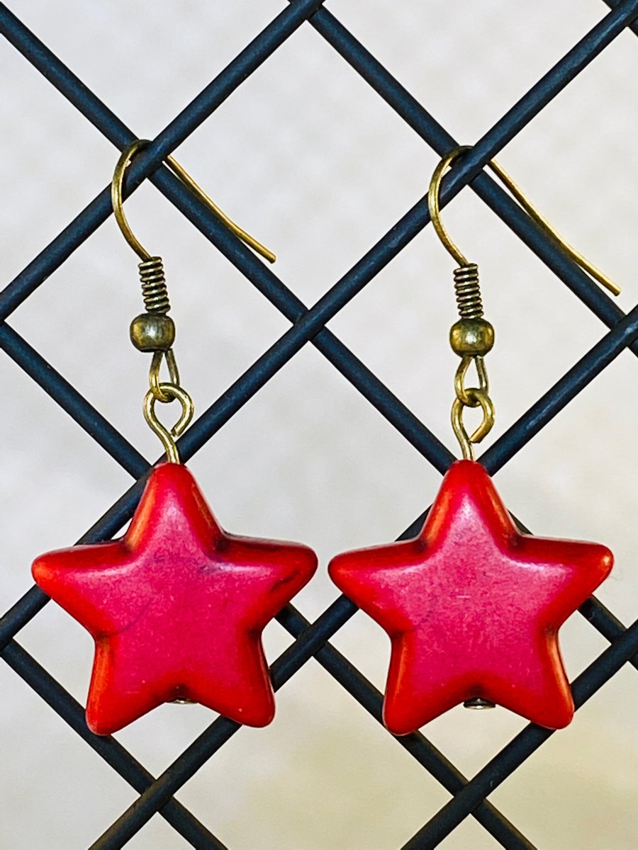 Red star earrings 