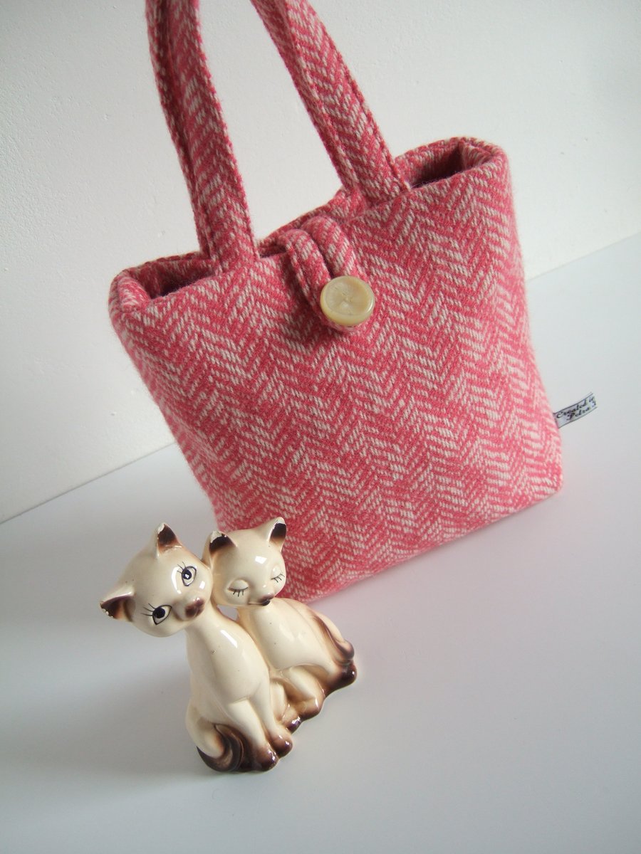 A little woollen bucket bag made from pink herringbone wool.