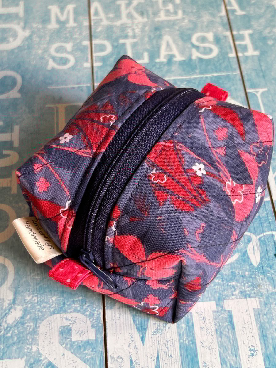 Box pouch small lined in navy  and red shades 