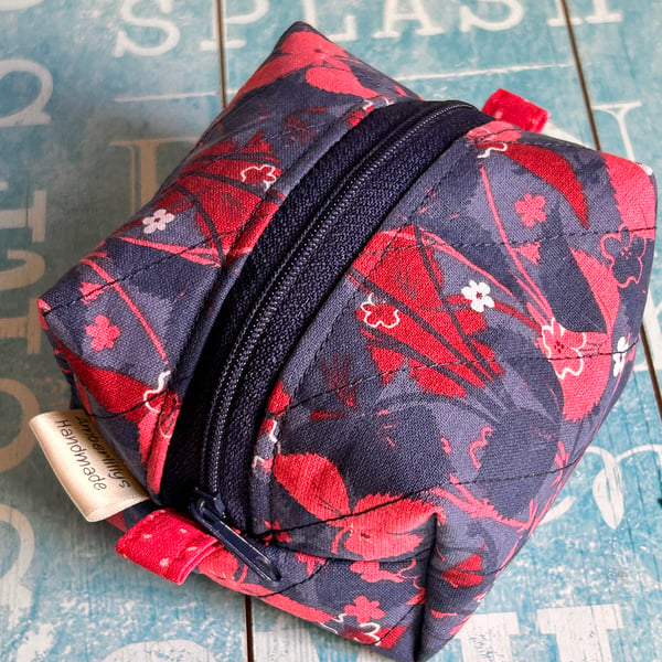 Box pouch small lined in navy  and red shades 