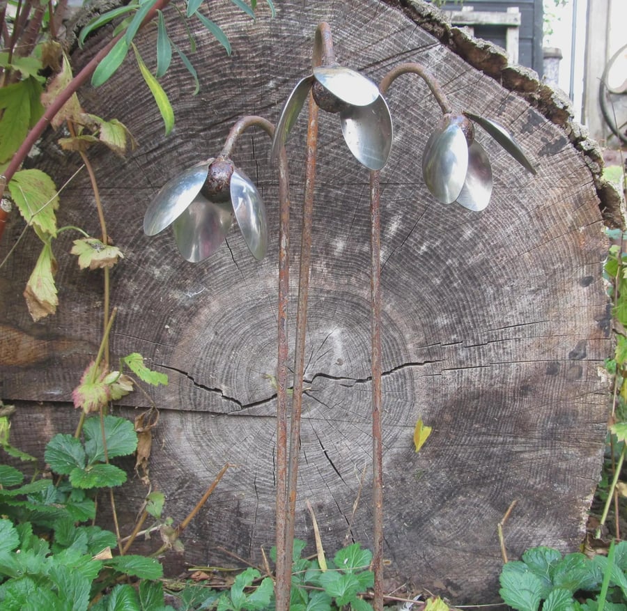 Metal Snowdrops (Set of 3), Rusty Metal Garden Flower, Autumn Garden Art