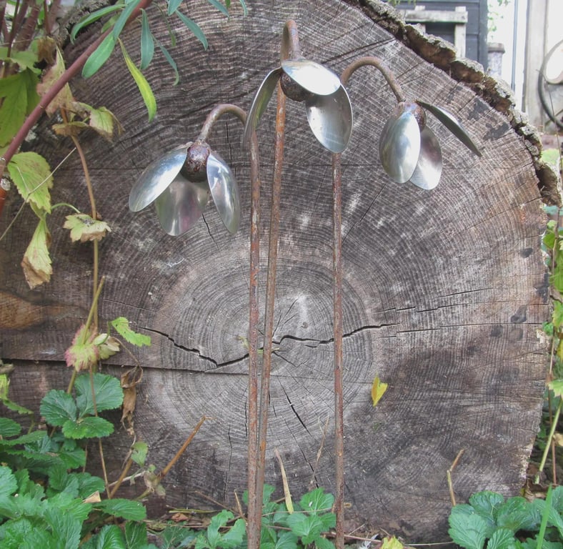 Metal Snowdrops (Set of 3), Rusty Metal Garden Flower, Autumn Garden Art