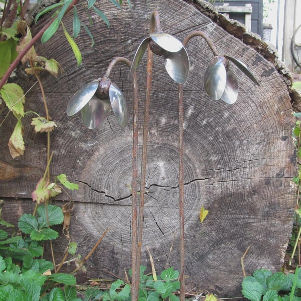 Metal Snowdrops (Set of 3), Rusty Metal Garden Flower, Autumn Garden Art