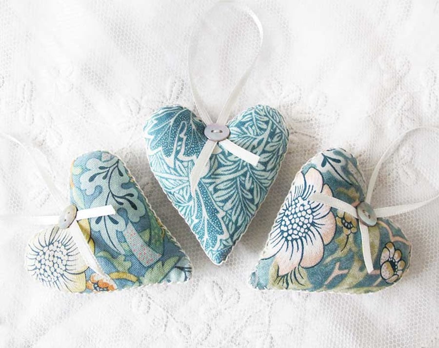 SET OF 3 WILLIAM MORRIS LAVENDER BAGS - HEART SHAPED
