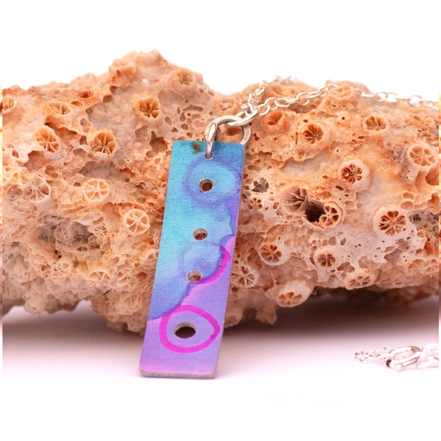 Vibrant, reversible pendant in lightweight aluminium 