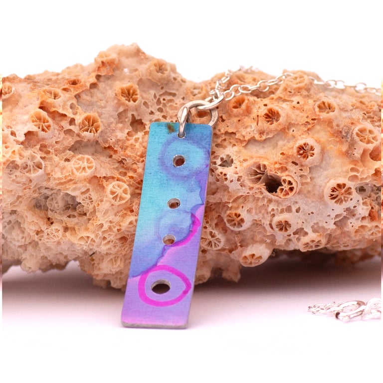 Vibrant, reversible pendant in lightweight aluminium 