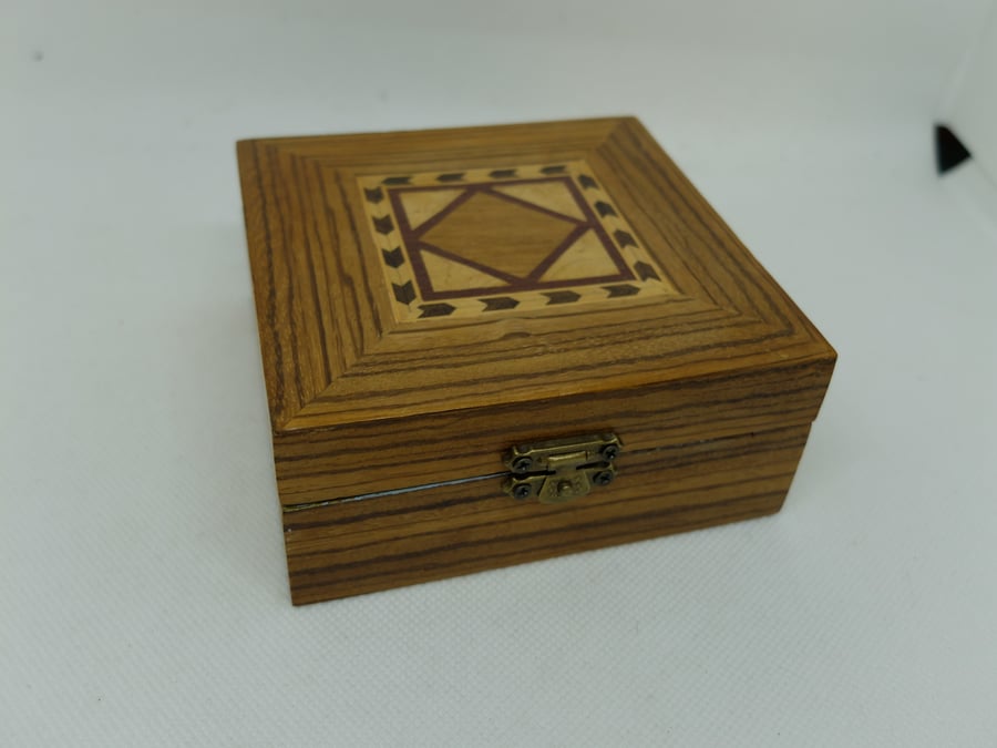 Zebrano veneered wooden box with lid, in geometric patterns, chevron banding