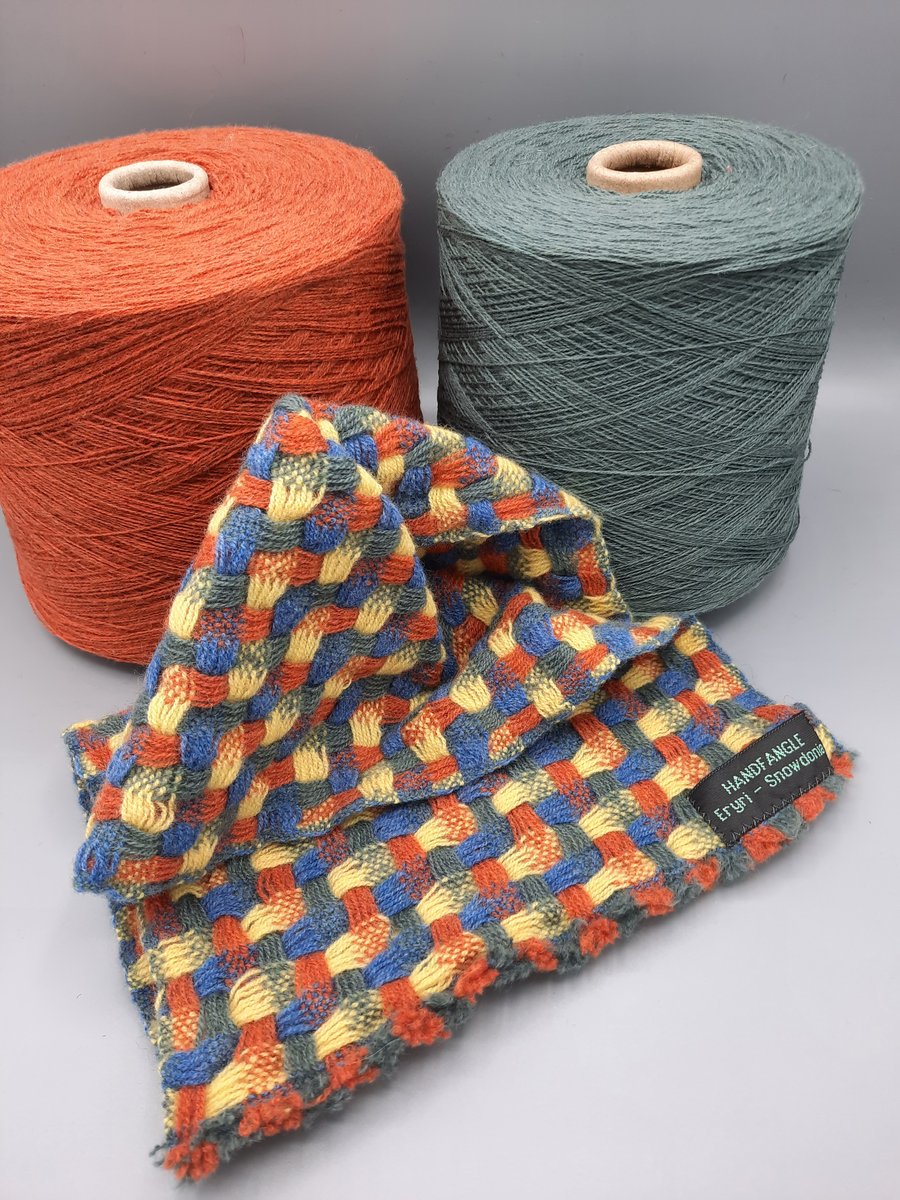 Cheerful chubby cowl with a twist - Custard