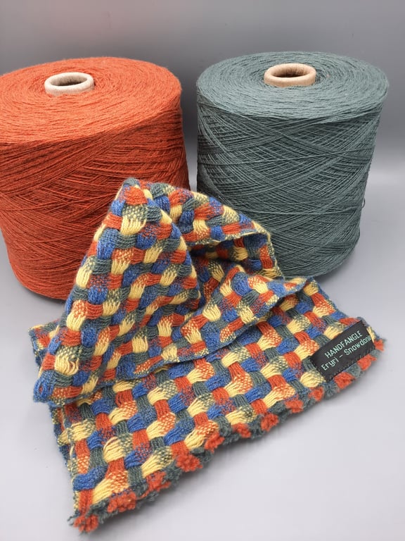 Cheerful chubby cowl with a twist - Custard