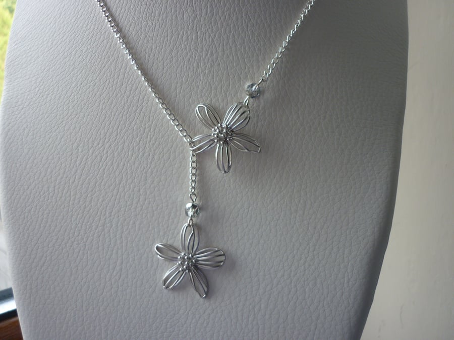 SILVER FLOWER LARIAT DESIGN NECKLACE.  1063