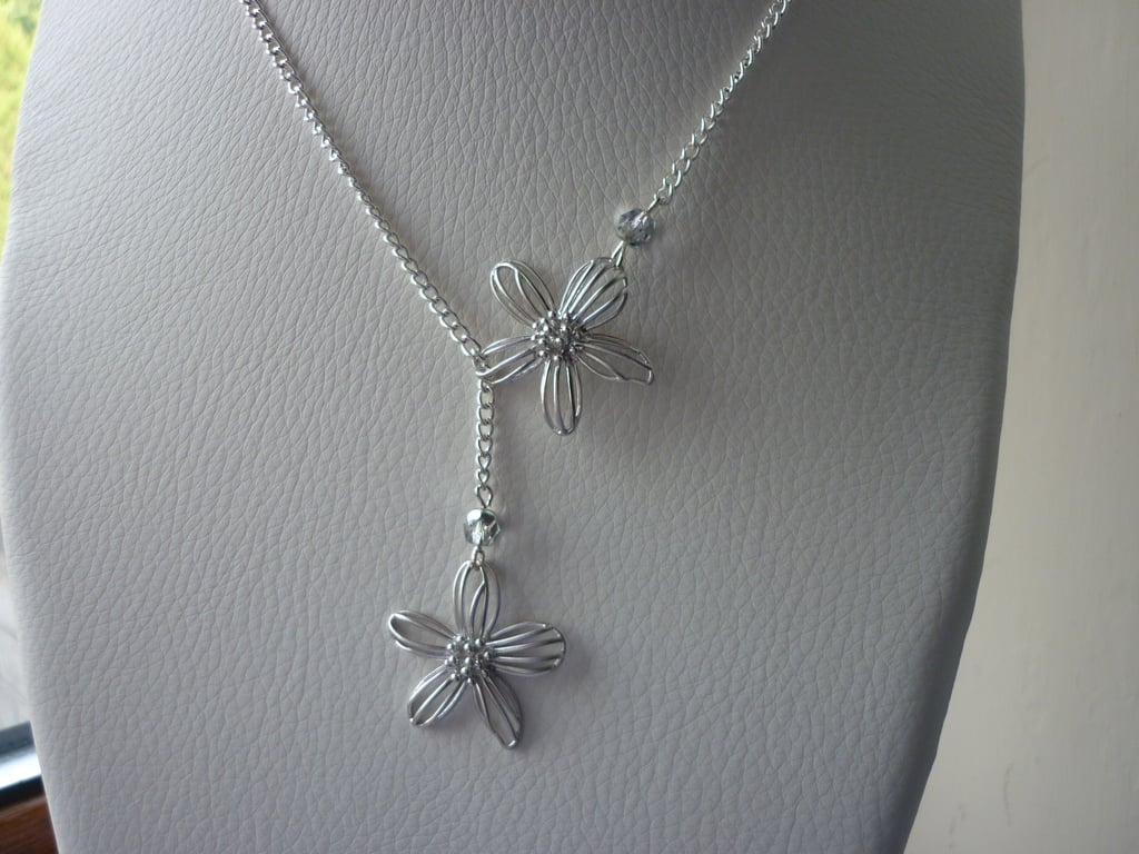 SILVER FLOWER LARIAT DESIGN NECKLACE.  1063