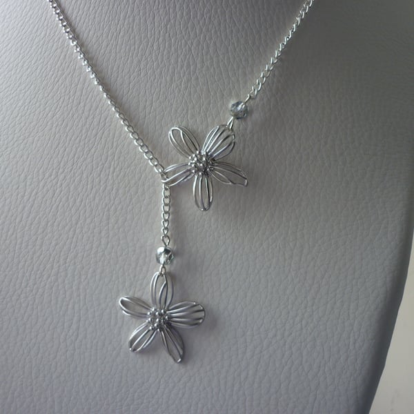 SILVER FLOWER LARIAT DESIGN NECKLACE.  1063