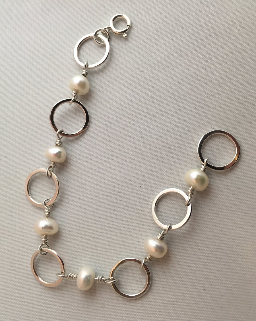 Pearl circle bracelet