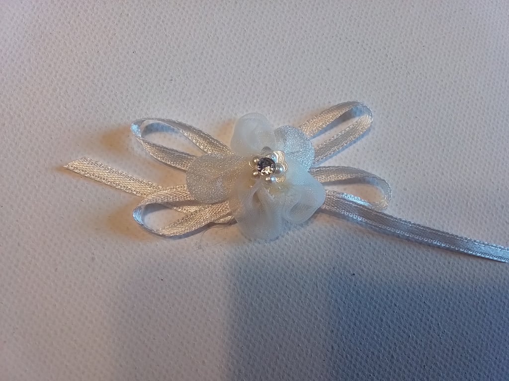 Flower and diamanté wedding invitation toppers. Ref 373